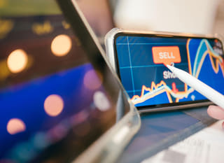 Trader som analyserer Bitcoin-, Ethereum- og forex-opsjoner på tvers av flere markeder